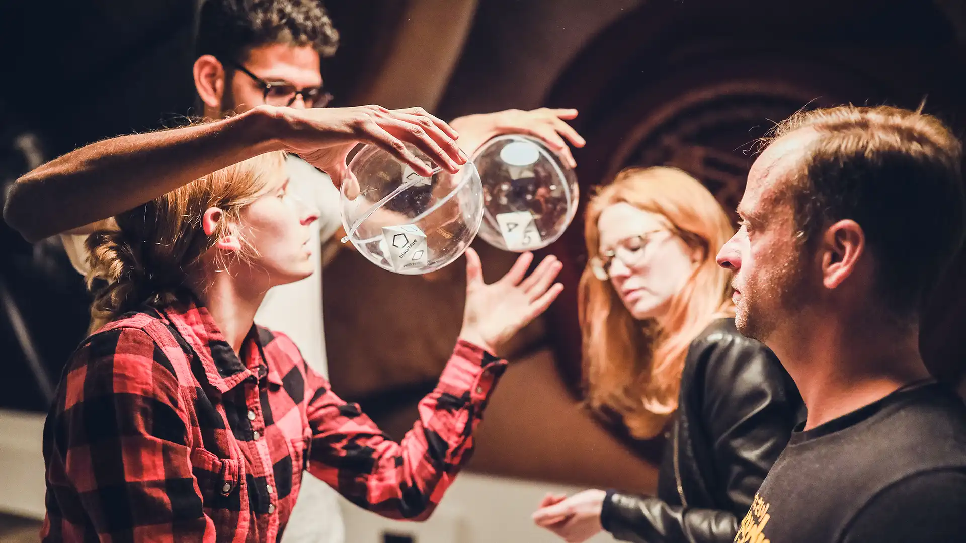 FORTNOXX® Escape Room+ Team löst gemeinsam ein Rätsel mit Plexiglaskugeln im FORTNOXX® Escape Room+